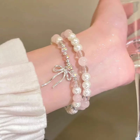 Doppellagiges Rosa Künstlicher Kristall Armband Mit Weißer Kunstparel Silberner Schleifenanhänger Handgefertigter Schmuck Für Damen