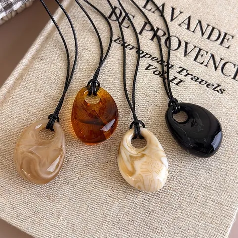 Collier Long avec Pendentif Goutte d'Eau en Résine Vintage pour Femmes Chaîne de Pull Simple Texture de Marbre Bijoux Automne Hiver