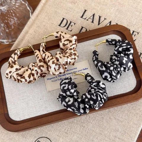 Pendientes de Aro Envueltos en Tela con Estampado de Leopardo Vintage Francés para Mujer Estilo Scrunchie Exagerado Plisado Poste de Cobre Joyería de Moda