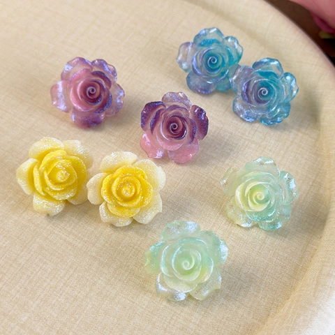 Dolci Orecchini a Bottone in Resina Fiore di Camelia Sfumata Brillantini Stile Foresta Orecchini Rosa per Donna Gioielli di Nicchia Regalo