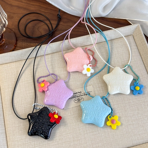 Collier Pendentif Miroir Étoile en Résine Colorée Lettres Gravées pour Femmes Fleur Douce Style Dopamine Accessoire Bijoux
