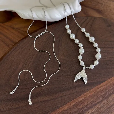 Collana con Ciondolo a Coda di Pesce in Acciaio Inossidabile per Donna Elegante Collana con Perle Artificiali Regolabile Gioielli