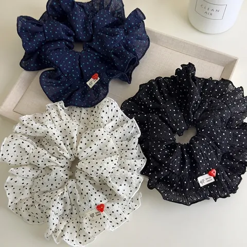 Chouchou Oversize en Tissu à Pois Style Coréen Avec Bord Volanté Bouton Coeur Rouge Étiquette Fait Main Attache Cheveux Femme