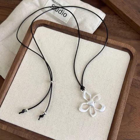 Halskette Im Koreanischen Stil Legierung Hohle Blume Anhänger Mit Verstellbarer Schwarzer Kordel Herz Detail Lange Pulloverkette Damen Schmuck