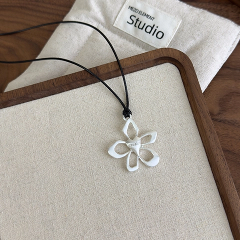 Halskette Im Koreanischen Stil Legierung Hohle Blume Anhänger Mit Verstellbarer Schwarzer Kordel Herz Detail Lange Pulloverkette Damen Schmuck