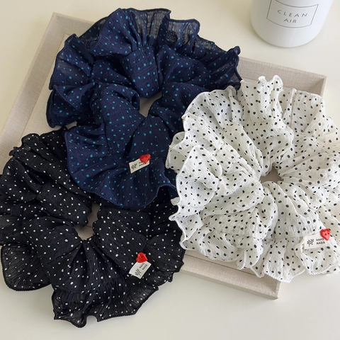 Chouchou Oversize en Tissu à Pois Style Coréen Avec Bord Volanté Bouton Coeur Rouge Étiquette Fait Main Attache Cheveux Femme