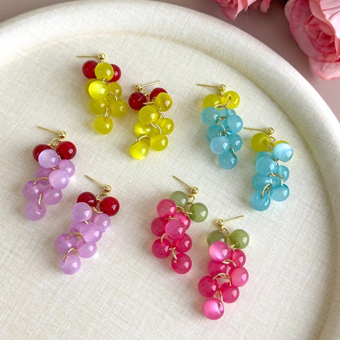 Boucles d'oreilles Pendantes en Forme de Raisin Multicolores pour Femmes Perles en Résine de Fruits d'Été Douces Bijoux Artistiques Rétro