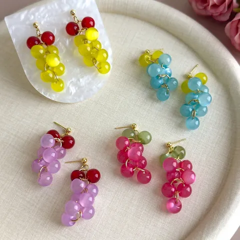 Boucles d'oreilles Pendantes en Forme de Raisin Multicolores pour Femmes Perles en Résine de Fruits d'Été Douces Bijoux Artistiques Rétro