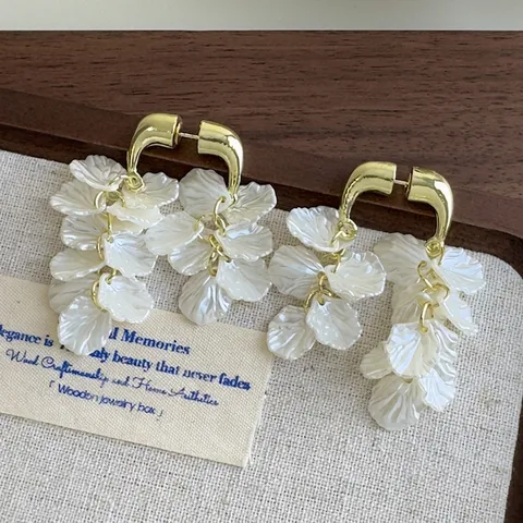 Französische Elegante Blütenblatt Quasten Ohrhänger Für Damen Cremeweiß Muschelglanz Legierung Vergoldet Blumiger Schmuck