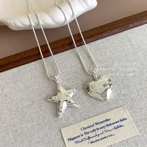 Collana Con Pendente a Cuore e Stella Irregolare Martellata per Donna in Acciaio Inossidabile Lega Catena a Serpente Regolabile Catena Lunga per Maglione Gioielli con Perle Artificiali