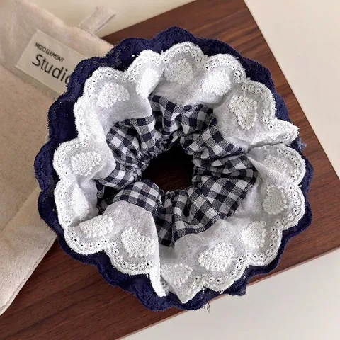 Marineblauw Geruit Scrunchie Met Hartborduursel Witte Kantafwerking Zoete Koreaanse Stijl Stoffen Haarelastiekje