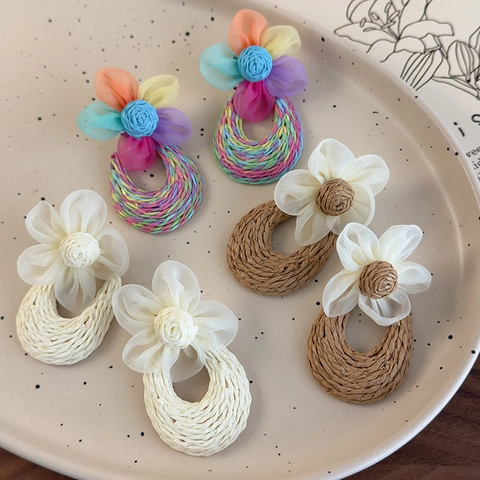 Orecchini a Goccia a Forma di Fiore Intrecciati a Mano in Stile Bohemienne in Paglia di Rafia e Maglia per Donna Gioielli da Spiaggia