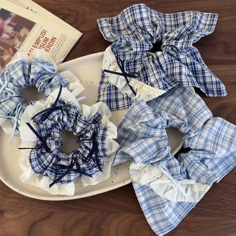 Chouchous en Tissu Plaid Bleu pour Femmes Style Coréen Élastiques à Cheveux à Volants en Dentelle Avec Nœud Doux