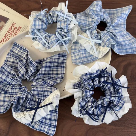 Chouchous en Tissu Plaid Bleu pour Femmes Style Coréen Élastiques à Cheveux à Volants en Dentelle Avec Nœud Doux
