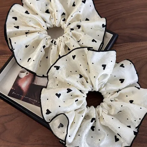 Großes Off-White Herz Punktmuster Haargummi Oversize Satin Stoff Haargummi Elegant Vintage Jacquard Haarring Für Damen