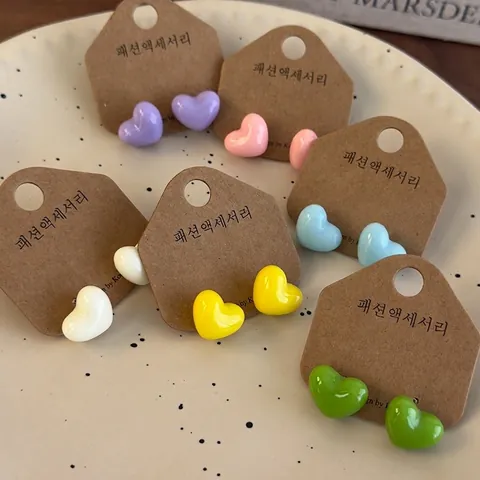 Boucles d'oreilles clous cœur en résine colorée Macaron pour femmes filles douces boucles d'oreilles clous en alliage de cœur simples bijoux quotidiens