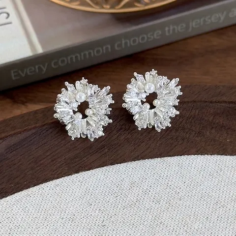 Pendientes de Botón Florales de Cobre con Diamantes de Imitación de Estilo Coreano Con Perla Artificial Elegantes Pendientes de Corona de Flores Plateados para Mujer