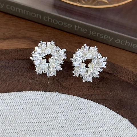 Pendientes de Botón Florales de Cobre con Diamantes de Imitación de Estilo Coreano Con Perla Artificial Elegantes Pendientes de Corona de Flores Plateados para Mujer