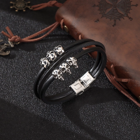 Bracciale in Pelle Multistrato con Teschio Chiusura in Acciaio Inossidabile Punk Gothic Biker Polsino da Uomo Gioielli da Festa