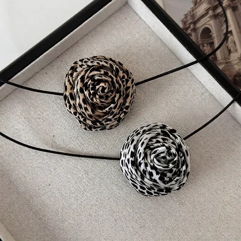 Collier Choker Vintage Rose 3D Imprimé Léopard Tissu Corde Cirée Longue Lanière de Cou pour Femmes Bijoux Style Y2K