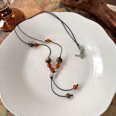 Collana con Ciondolo a Farfalla Etnica Vintage con Perle di Resina e Cristallo su Cordoncino di Cera Nera per Donna