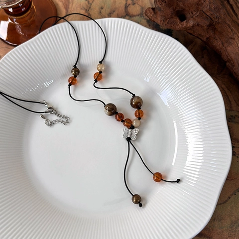 Collana con Ciondolo a Farfalla Etnica Vintage con Perle di Resina e Cristallo su Cordoncino di Cera Nera per Donna