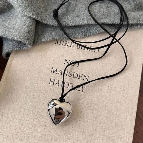 Große Herz Anhänger Halskette Legierung Silber Metallic 3D Herz Lange Samtschnur Verstellbar Minimalistisch Schmuck Für Damen Mode Accessoire