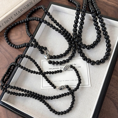 Minimalistische Schwarze Glasperlenhalskette Für Damen Elegante Perlen Poliertes Finish Täglicher Arbeitsweg Modeschmuck-Accessoire