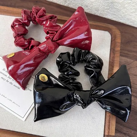 Elastico per Capelli in Pelle PU Lucida con Fiocco Donna Vintage Rosso Vino Nero Elastico per Capelli con Targhetta in Metallo