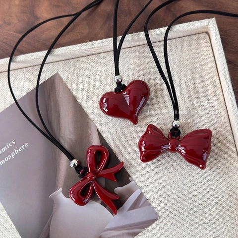Collier Pendentif Cœur Nœud en Résine Rouge Foncé Vintage Minimaliste Chaîne de Pull en Corde Longue Bijoux pour Femmes