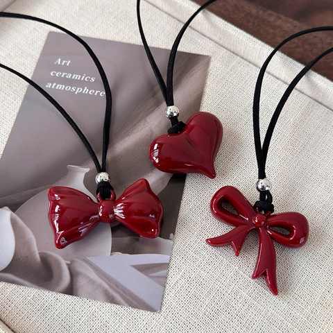 Collier Pendentif Cœur Nœud en Résine Rouge Foncé Vintage Minimaliste Chaîne de Pull en Corde Longue Bijoux pour Femmes