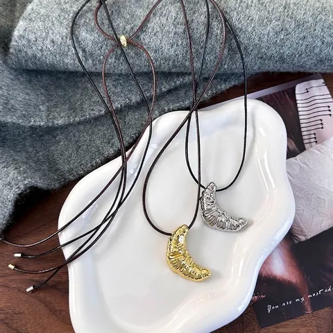 Collar Con Colgante de Cruasán Vintage Francés de Aleación de Metal Textura Plisada Cuerda de Cera Ajustable Cadena Larga para Suéter Joyería Mujer