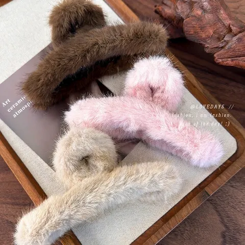 Sweet Autumn Winter Plush Hair Claw Faux Fur Shark Clip Large Elegant Hair Grip Accessory For Women Daily Hair Styling