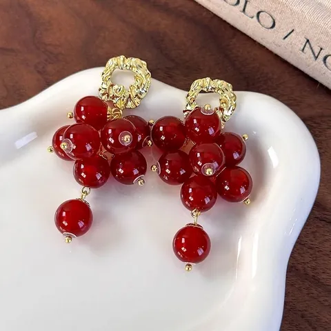 Vintage Rote Traube Cluster Harz Perlen Ohrringe Gehämmerte Legierung Runde Stecker Gold Elegante Party Damen Schmuck