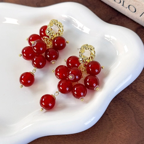 Vintage Rote Traube Cluster Harz Perlen Ohrringe Gehämmerte Legierung Runde Stecker Gold Elegante Party Damen Schmuck