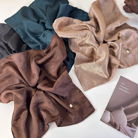 Elegant Solid Color Satin Scrunchies For Women Crinkle Texture Silk Like Large Hair Tie With Metal Tag Ponytail Holder Hair Accessories