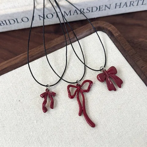 Collier Pendentif Nœud Rouge Vintage pour Femme Alliage Finition Laquée Corde de Cire Noire Chaîne de Pull Accessoires Automne Hiver