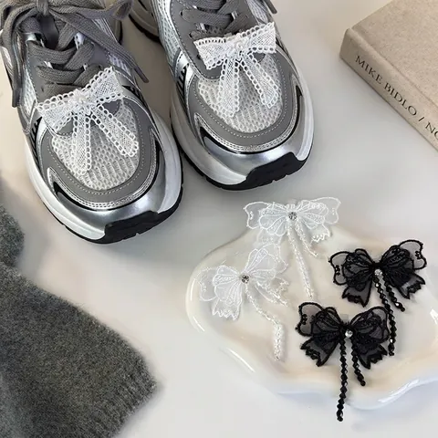 Fibbie per Scarpe con Fiocco in Pizzo di Nicchia Con Nappa di Perle Artificiali Decorazione Lacci DIY Fiori per Scarpe con Strass per Sneakers Donna