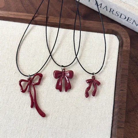 Collier Pendentif Nœud Rouge Vintage pour Femme Alliage Finition Laquée Corde de Cire Noire Chaîne de Pull Accessoires Automne Hiver