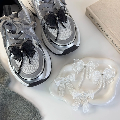 Fibbie per Scarpe con Fiocco in Pizzo di Nicchia Con Nappa di Perle Artificiali Decorazione Lacci DIY Fiori per Scarpe con Strass per Sneakers Donna
