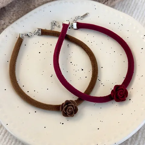 Collana Choker in Velluto con Rosa 3D Fatta a Mano per Donna Vintage Rosso Marrone Peluche Resina Catena da Collo