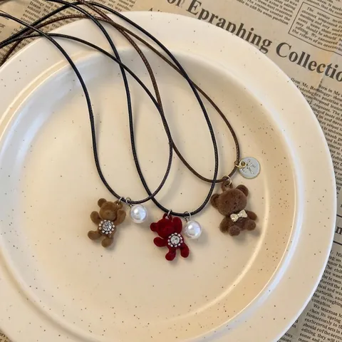 Collar Con Colgante de Oso Flocado Dulce Aleación Cuerda de Cera Diamantes de Imitación Perla Artificial de Imitación Cadena Para Suéter Mujer