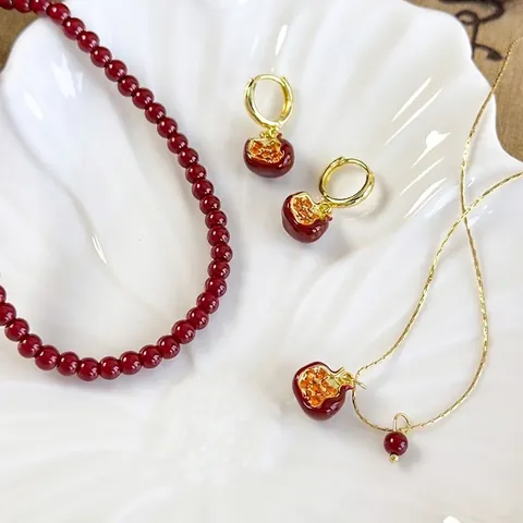 Collar con Colgante de Granada Vintage de Cobre Lacado Oro Joyería de Frutas para Mujer Elegante Accesorio de Strass Rojo