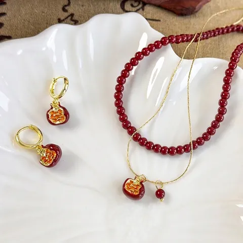 Collar con Colgante de Granada Vintage de Cobre Lacado Oro Joyería de Frutas para Mujer Elegante Accesorio de Strass Rojo