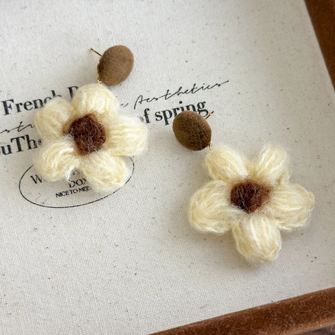 Pendientes de Botón Franceses Vintage Flor de Ganchillo Marrón Hechos a Mano de Punto de Lana para Mujer Joyería