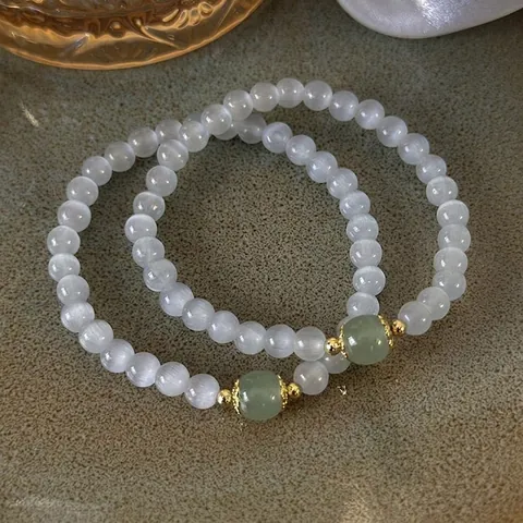 Elegantes Weißes Katzenaugenstein Perlenarmband Mit Grüner Jadeartiger Perle Legierung Blumenabstandhalter Elastische Handkette Damen
