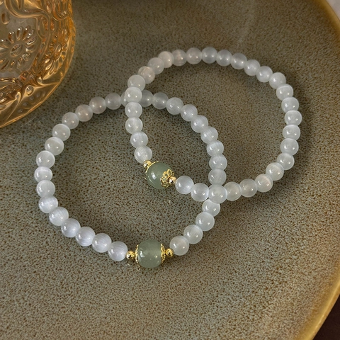 Elegantes Weißes Katzenaugenstein Perlenarmband Mit Grüner Jadeartiger Perle Legierung Blumenabstandhalter Elastische Handkette Damen