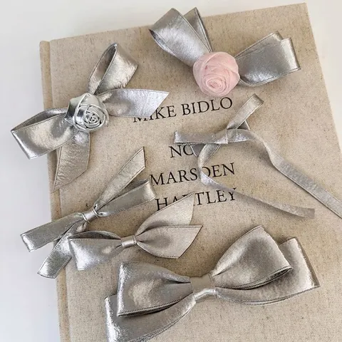 Elegante Fermaglio per Capelli con Fiocco Metallico Argento Dolce Rosa Floreale Clip a Becco d'Anatra Accessori per Capelli Donna