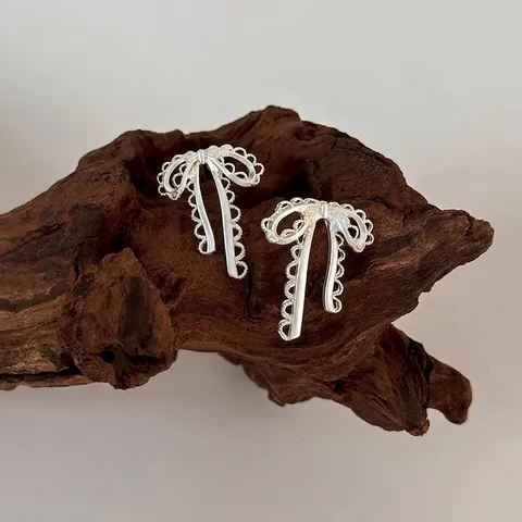 Süße Elegante Silberne Schleifen Ohrringe Für Damen Hohlband Design Legierung Spitzenkante Ohrstecker Mode Täglicher Schmuck Zubehör