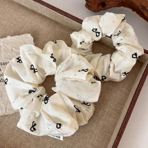 Eleganti Scrunchies in Tessuto con Fiocco Strass e Perle Artificiali Elastici per Capelli Bianco Crema per Donna Accessori Capelli